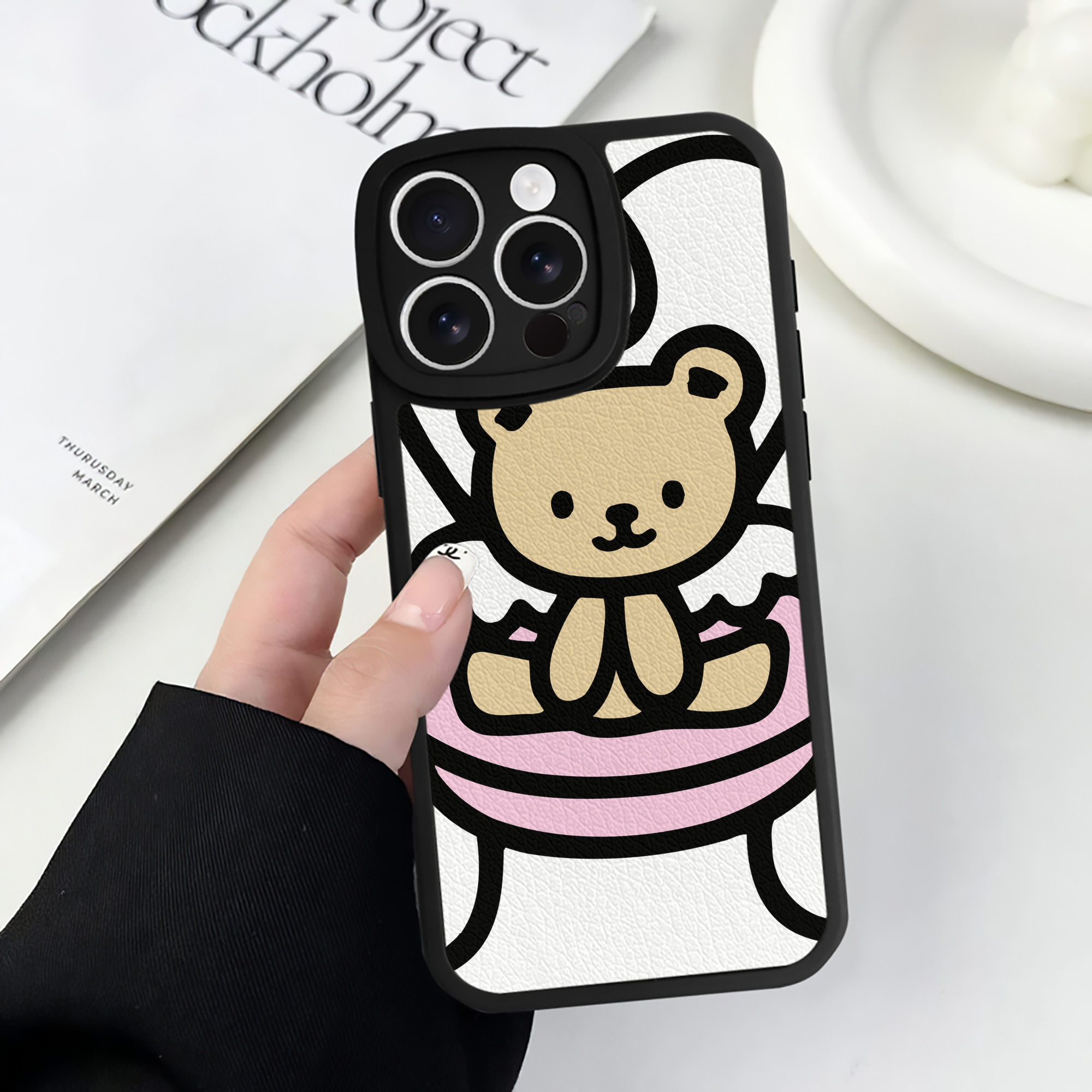 （画像用） Hello Kitty ハローキティ 【iPhone 16シリーズ対応】シリコンスマホケース（レザー調） 材質：シリコン
